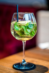 Getränk im Glas mit Minze und Limette