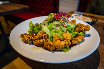 Salat mit panierten Fleisch im Teller