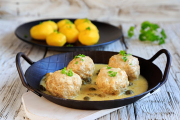 Königsberger Klopse in gußeisenpfanne