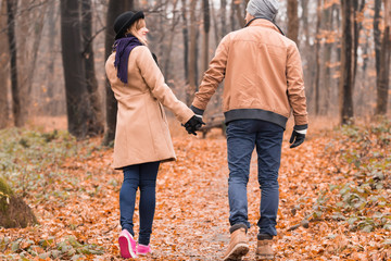 Obraz premium Couple in the park enjoying nice autumn / winter time.
