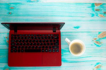 Kawa i laptop na turkusowym drewnianym tle - obrazy, fototapety, plakaty