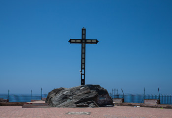 Cruz cristiana en la costa