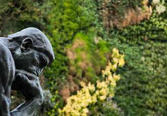 Fototapeta na wymiar El pensador de Rodin en Madrid
