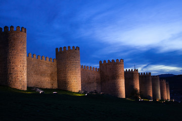 Muralla medieval de Ávila al anocheceer