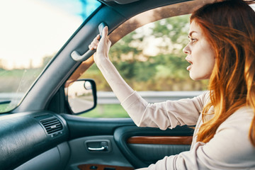 Obraz na płótnie Canvas woman driving a car