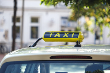 Nahaufnahme Taxischild auf dem Dach eines Taxis