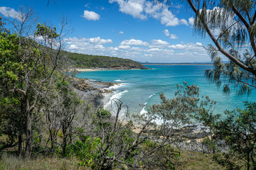 Fototapeta na wymiar the beautiful beach of Noosa on the sunshine coast in Australia with beautiful weather and blue sky with white clouds