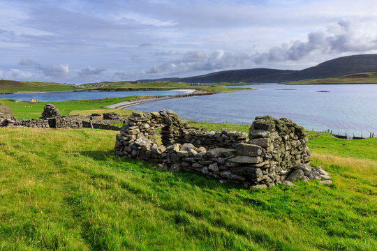 Minn Beach, Banna Minn, ruined crofthouses, tombolo, Papil, West Burra Island, view to East Burra, Shetland Isles, Scotland