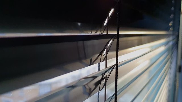 Un store en position ferm&eacute;e dans un bureau