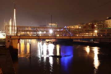 Passerelle piétonne en métal sur le fleuve Rhône à La Mulatière la nuit - Département du Rhône - Région Rhône Alpes - France