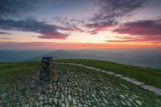 The summit of Mam Tor at sunrise, Hope Valley, Edale, Peak District, Derbyshire