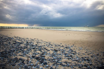 vue sur la manche à Sangatte, plage sous un ciel orageux