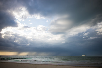 plage de Sangatte devant la Manche en été