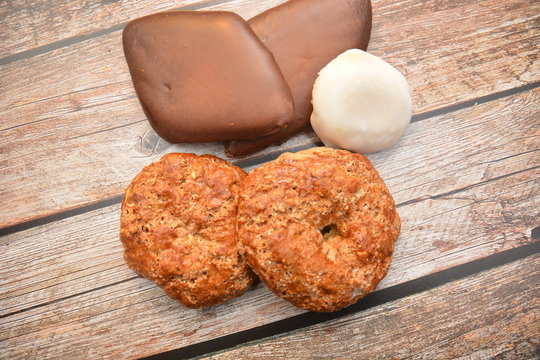 roccoc&ograve; e mustaccioli dolci tradizionali per il natale della citt&agrave; di napoli italia