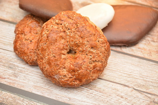roccoc&ograve; e mustaccioli dolci tradizionali per il natale della citt&agrave; di napoli italia