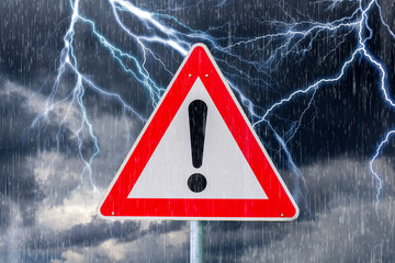 Verkehrschild warnt vor Gewitter und Starkregen