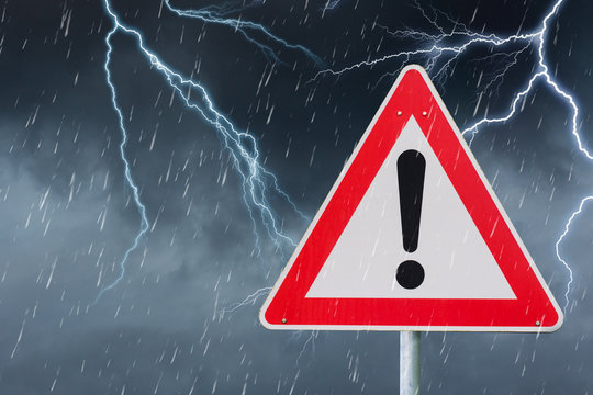 Verkehrschild warnt vor Gewitter und Starkregen