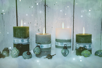 Weihnachtskarte - Vierter Advent - Brennende Adventskerzen im Schnee - Dekoration zu Weihnachten