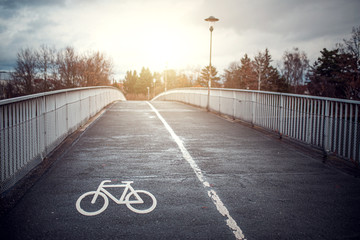 Fahrradweg über Brücke - obrazy, fototapety, plakaty