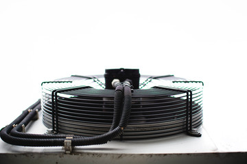 Ventilator senkrecht auf weiße