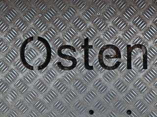 Schriftzug Osten im Boden-Blech auf Kirchturm