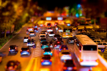 Automobili bloccate nel traffico che sembrano giocattoli