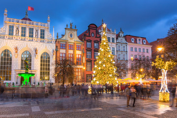 Naklejka premium Long Lane in Gdansk with beautiful christmas tree at dusk, Poland