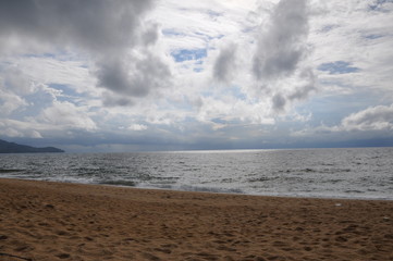Plage d&eacute;serte avant l'orage.