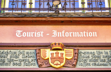 Obraz premium Tourist information as text in Old German script at a historic house.