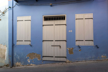Obraz na płótnie Canvas old wooden windows and doors in Lefkara village, cyprus