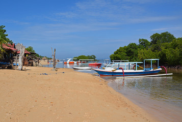 Fototapeta na wymiar Boote am Mangrove Point, Nusa Lembongan, Bali, Indonesien