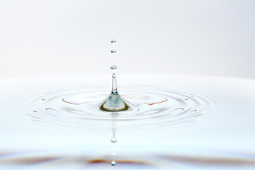 Wasser Tropfen platsch water drops hoch rein klar nah 
