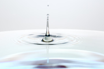 Wasser Tropfen platsch water drops hoch rein klar nah 