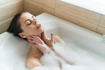 Naklejka premium young woman in bubble bath