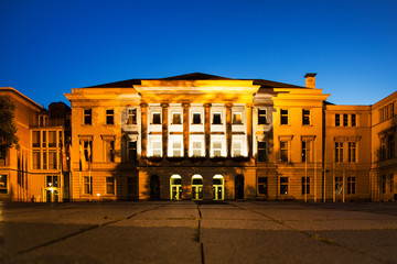 Rathaus beleuchtet Himmel blau Stadt Gebäude Haus Amt Architektur Krefeld blaue Stunde