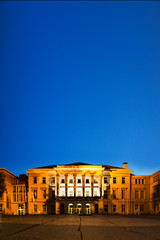Fototapeta na wymiar Rathaus beleuchtet Himmel blau Stadt Gebäude Haus Amt Architektur Krefeld blaue Stunde