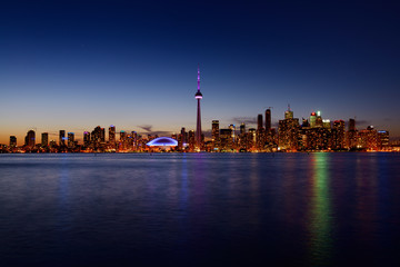 Obraz premium Toronto city skyline at dusk on a clear night with reflections in Lake Ontario