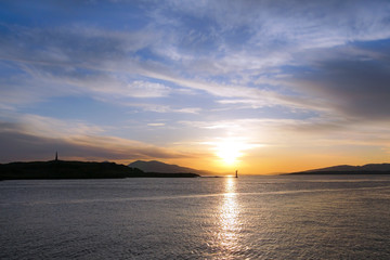 Naklejka premium Sunset over Oban Bay and the entrance to Oban harbour. In the background is the island of Kerrera