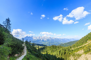 Wanderweg mit Blick auf das Dachsteinmassiv