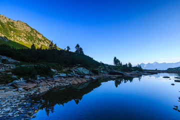 Dachsteinmassiv spielgelt sich im mittleren Gasselsee, Spiegelsee
