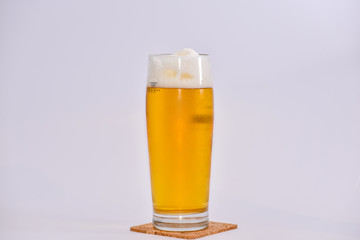 Pils, Schaum, Blume, Bier, Glas, blondes helles, Prost, zum Wohl, deutsche Braukunst, 