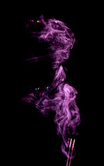 Obraz premium Purple curly smoke trail abstract on a black background