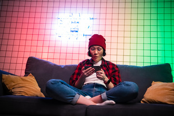 Kobieta wirtualna rzeczywistość w telefonie komórkowym, uzależniona nastolatka. Dziewczyna zabawy grając w mobilną grę online na swoim smartfonie. - 308582101