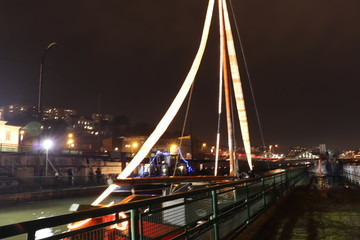 Obraz premium Bâteau illuminé la nuit sur le fleuve Rhône dans l'ancienne écluse de La Mulatière au sud de Lyon - Département du Rhône - Région Rhône Alpes - France