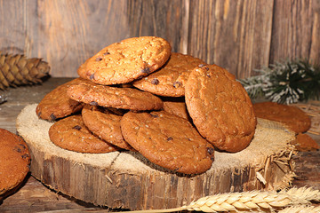 Naklejka premium Oatmeal cookies with ears on an old wooden table, concept of a traditional bakery, selective focus. Useful natural breakfast without preservatives, healthy lifestyle, rustic style