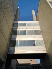 Bürogebäude der Goethe Universität in Beige und Naturfarben mit modernem Sonnenschutz bei blauem...