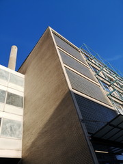 Bürogebäude der Goethe Universität in Beige und Naturfarben mit modernem Sonnenschutz bei blauem...