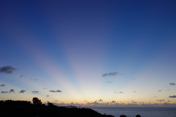 Sonnenuntergang über dem Pazifik mit Sonnenstreifen
