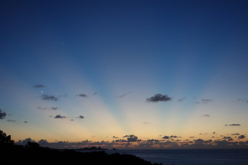 Sonnenuntergang über dem Pazifik mit Sonnenstreifen