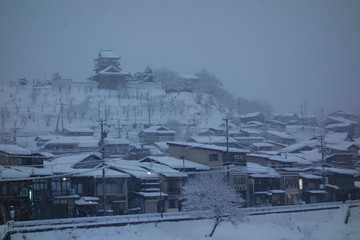 Fototapeta premium Kamioka in Japan im Winter am Fluß Takahara 